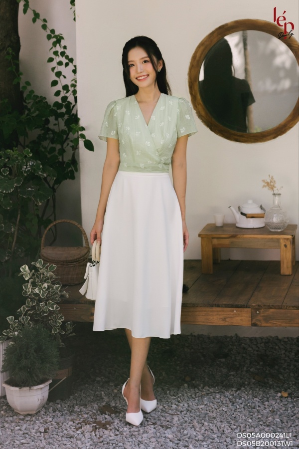 Chân váy ROEM dáng xòe màu trắng kèm thắt lưng – Sarah Shop